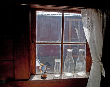 çiftlik evinde antik süt şişesi.