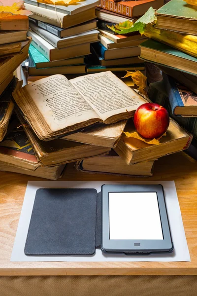EBook-Apfel und offenes altes Buch — Stockfoto