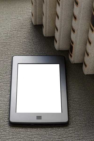 EBook und alte Bücher auf dem Tisch Stockbild