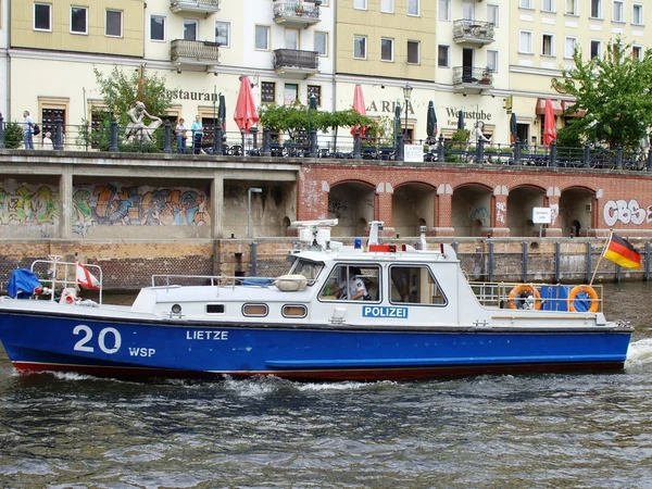 Polisen båt i berlin — Stockfoto