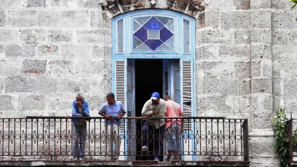 Lokale bevolking op een balkon havana — Stockfoto