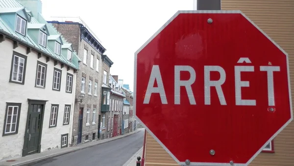 Señal de stop en Quebec —  Fotos de Stock