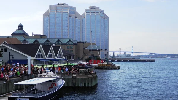 Bekijk langs de waterkant van halifax (purdy's wharf). Stockfoto