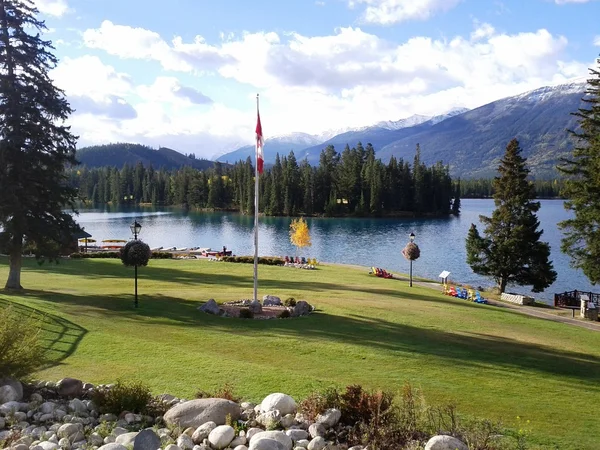 Vista para o lago do Fairmont Jasper Park Lodge — Fotografia de Stock