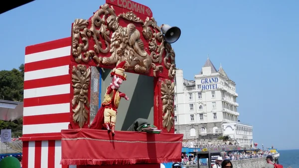 Espectáculo tradicional de títeres de Punch y Judy en Llandudno, Gales —  Fotos de Stock