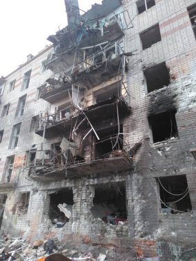 Rus hava kuvvetlerinin Ukrayna 'nın vasyonu sırasında Rusya' ya yaptığı hava saldırısından sonra tamamen yıkılmış bir yerleşim yeri..