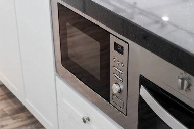 Modern fırın beyaz mutfak mobilyalarında yapıldı.