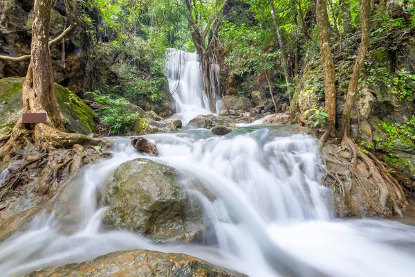 Erawan Şelalesi Kanchanaburi, Tayland 'daki Derin Orman' da
