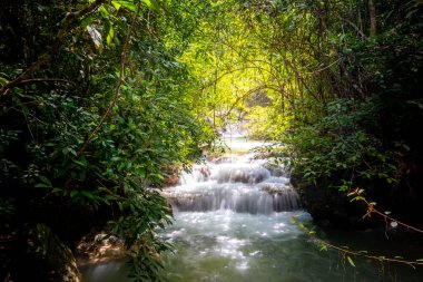 Erawan Şelalesi Kanchanaburi, Tayland 'daki Derin Orman' da