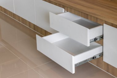 Evdeki odunları kapatın.