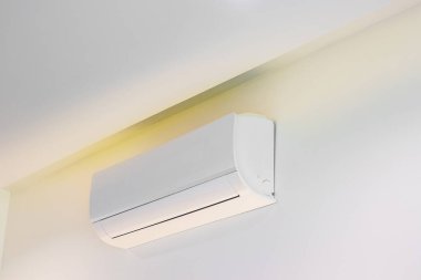 Beyaz klima beyaz duvarda. Evin arka planında.