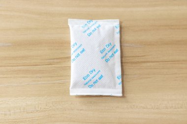 Pakette Desiccant Silica var. Yakından bak. Bir paket silis jeli silis kristallerine gömülmüş. Yemene gerek yok.