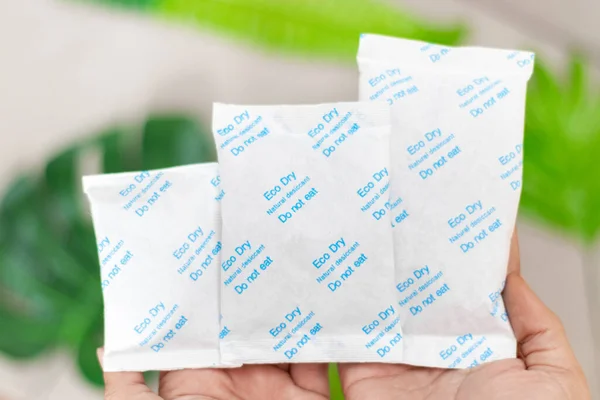 Pakette Desiccant Silica var. Yakından bak. Bir paket silis jeli silis kristallerine gömülmüş. Yemene gerek yok.