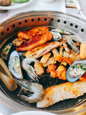 Açık büfede Kore usulü ızgara.