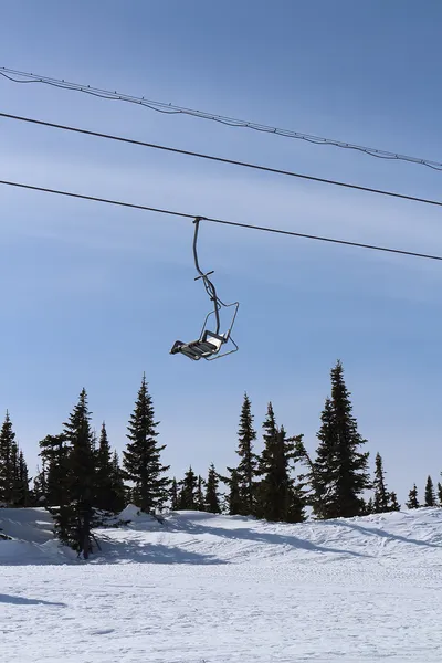 Chairlift nas montanhas — Fotografia de Stock