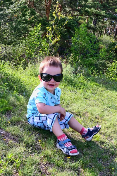 Улыбающийся мальчик в солнечных очках — стоковое фото