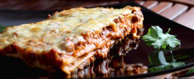 Lazanya yeşillik ile hizmet veren