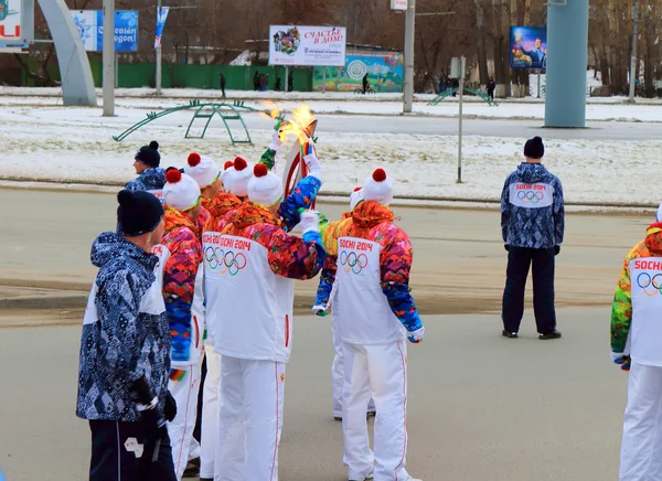 Overdracht van de Olympische vlam op een gegeven moment in novosibirsk — Stockfoto