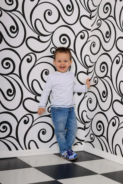 Niño feliz en un rincón de la geometría original —  Fotos de Stock