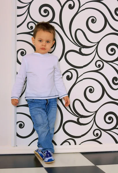 Miło chłopca opierając się o ścianę — Zdjęcie stockowe