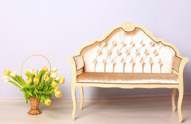 bej tonları kompozisyon: bir tezgah ve çiçek sepeti