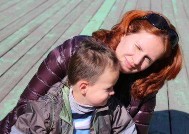 güneşli bir gün için a yürümek: bir anne oğlunun sarılma