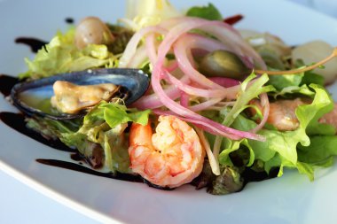 Deniz mahsullü salata