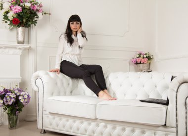 oryantal kadın kanepede.