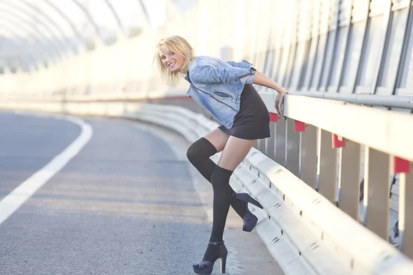 The girl on the highway — Stock Photo, Image