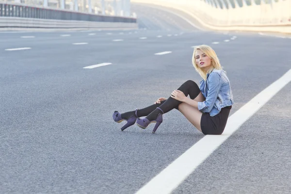 Flickan på motorvägen — Stockfoto