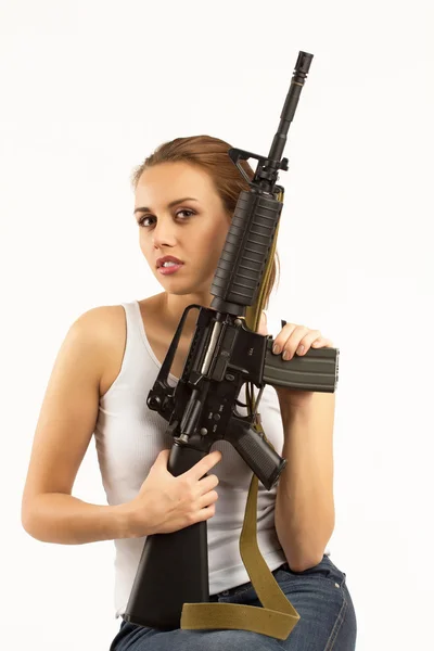 Женщина с винтовкой — стоковое фото