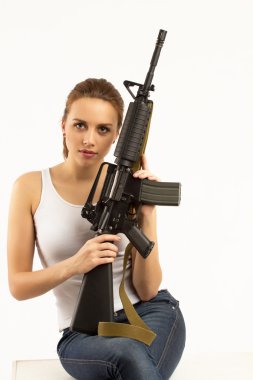 tüfeği olan kadın