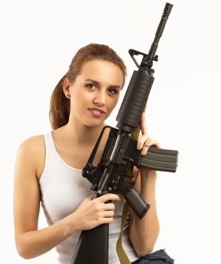 tüfeği olan kadın
