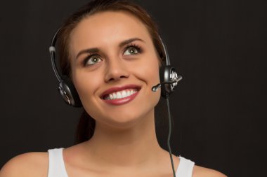 Müşteri hizmetlerinden kız