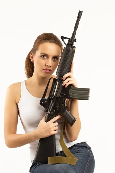 Tüfeği olan kadın — Stok fotoğraf