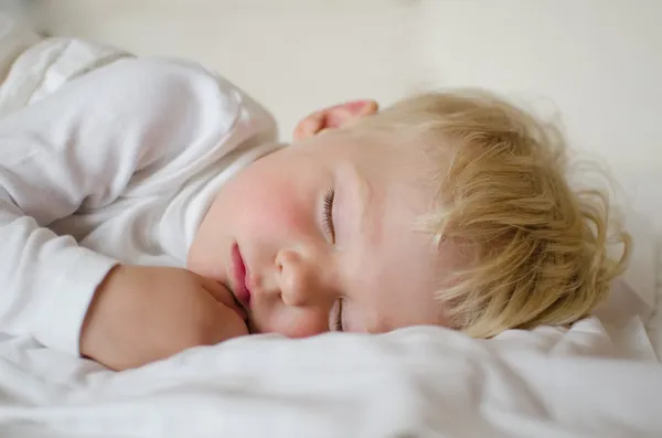 Bonito menino dormindo Fotografias De Stock Royalty-Free