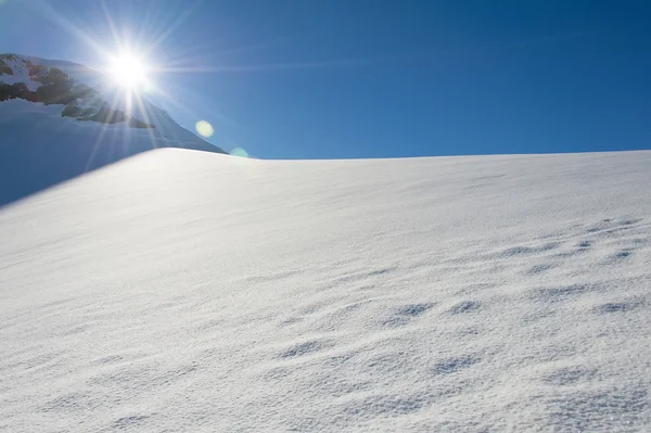 Colline de neige ensoleillée intacte en Antarctique — Photo