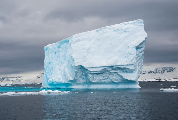 Enorma isberg drift i Antarktiska havet — Stockfoto