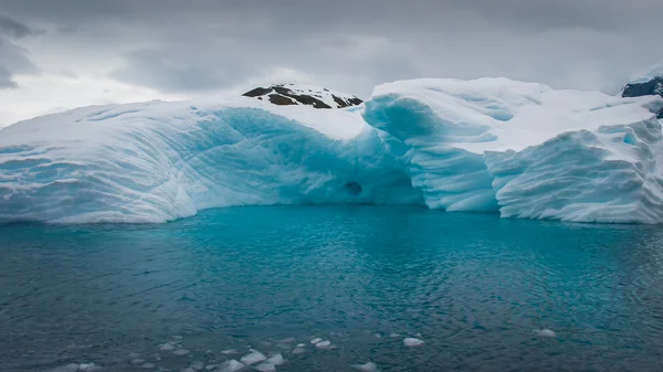Eisberg treibt im Aquamarinmeer der Antarktis Stockbild