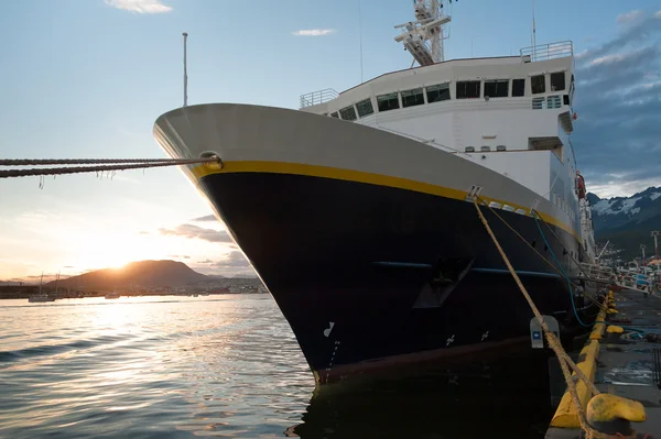 Przystań statków wycieczkowych w ushuaia — Zdjęcie stockowe