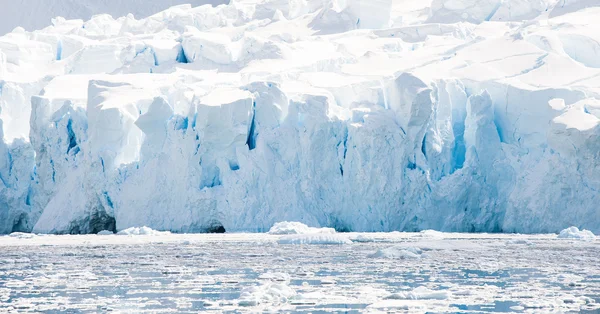 Enorme plataforma de hielo en la playa —  Fotos de Stock