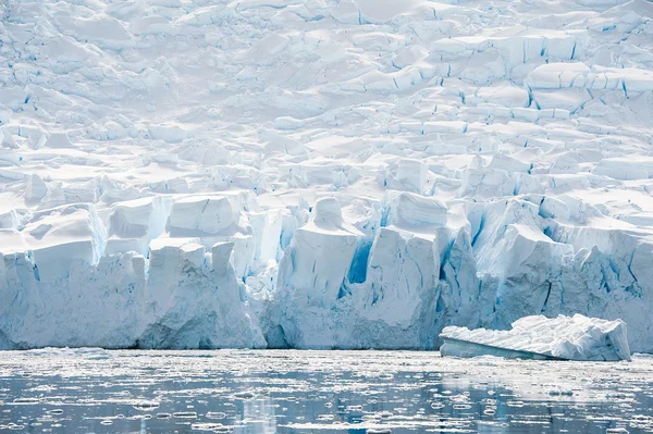 Enorme plataforma de hielo en la playa — Foto de Stock