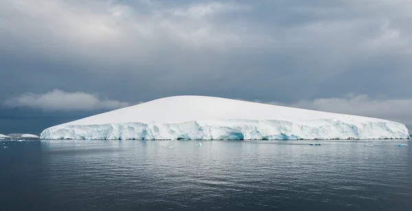 Paysage dramatique en Antarctique, la tempête arrive — Photo
