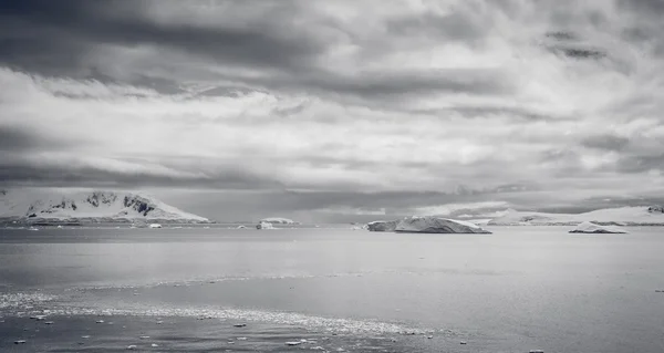 Paradiesische Bucht in der Antarktis Stockbild