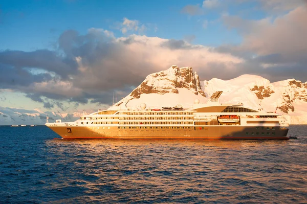 Kreuzfahrtschiff in der Antarktis — Stockfoto