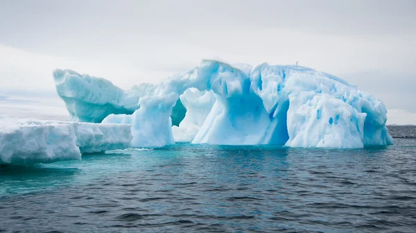 Vit isberg i Antarktis — Stockfoto