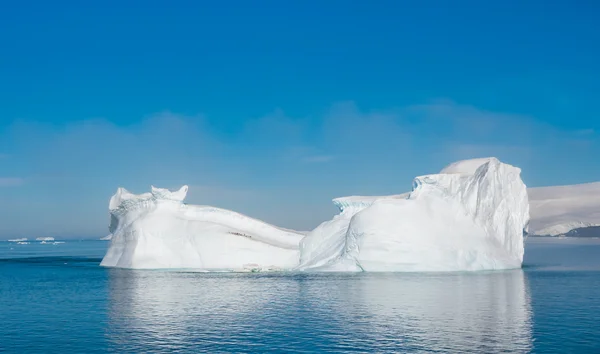 Enorme iceberg em águas antárticas Fotografia De Stock