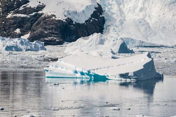 Formes deffirent d'icebergs, Antarctique — Photo