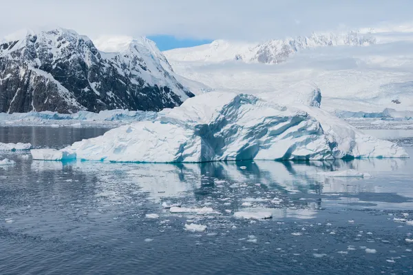 Geschützte Formen von Eisbergen, Antarktis — Stockfoto
