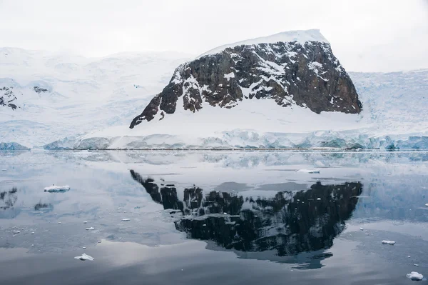 Snowcap heuvel in antarctica — Stockfoto